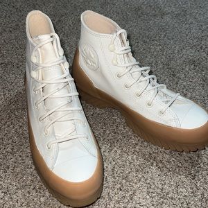 Woman’s chunky Converse boot style shoe. Great condition!